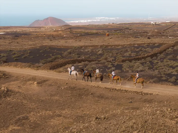 An open plain in the interior of Lanzarote with mountains on the horizon